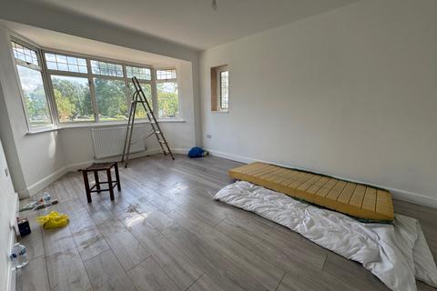 4 bedroom detached house to rent, Firs Drive, Cranford, TW5