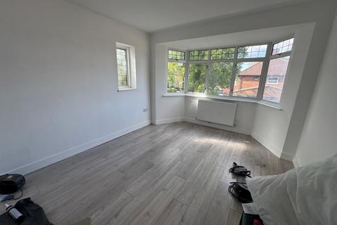 4 bedroom detached house to rent, Firs Drive, Cranford, TW5