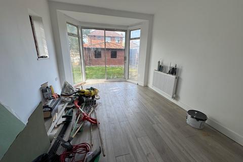 4 bedroom detached house to rent, Firs Drive, Cranford, TW5