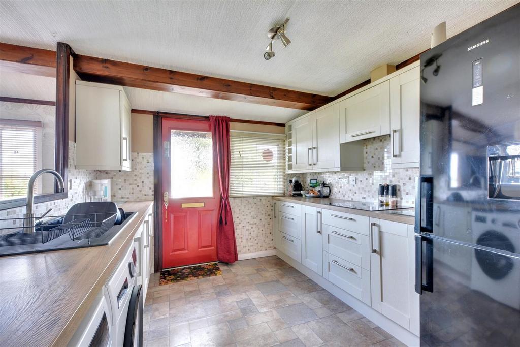 Kitchen 2.jpeg