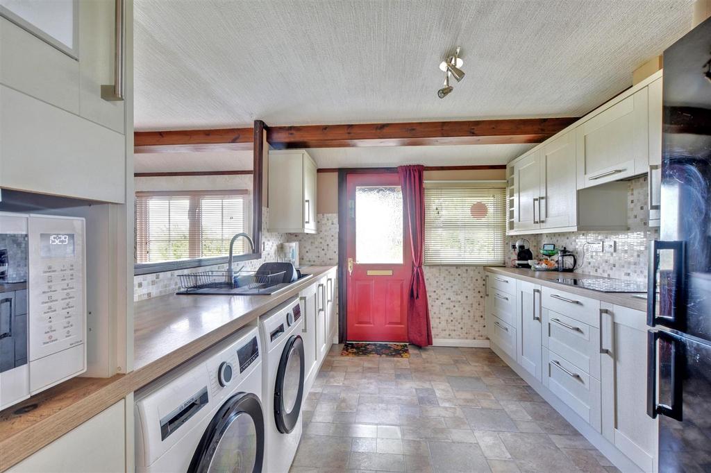 Kitchen 1.jpeg