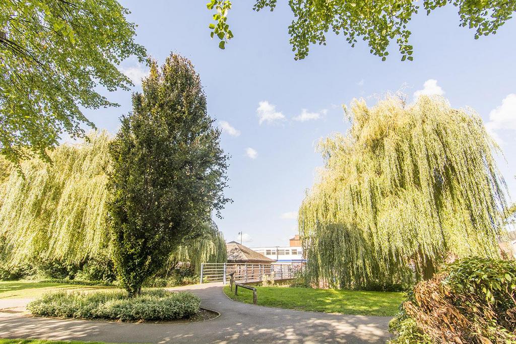 Pathway to Welland Park &amp; Shops