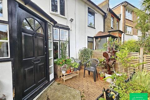 6 Red Lion Hill, London, N2 8ED