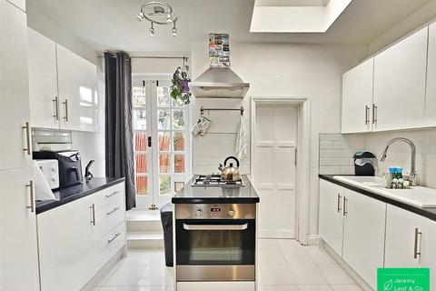 6 Red Lion Hill, London, N2 8ED
