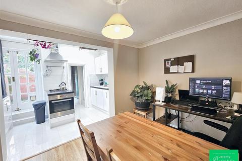 6 Red Lion Hill, London, N2 8ED