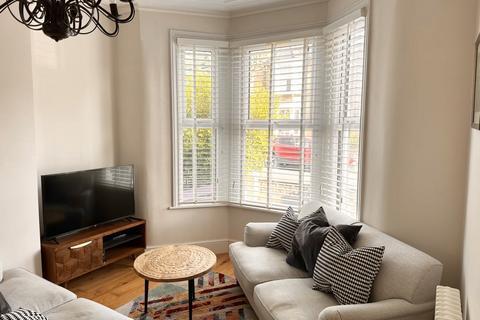 2 bedroom ground floor flat for sale, Richmond Road, London, E11