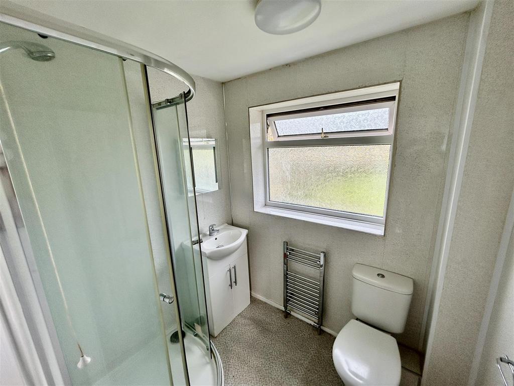 Showerrm.JPG
