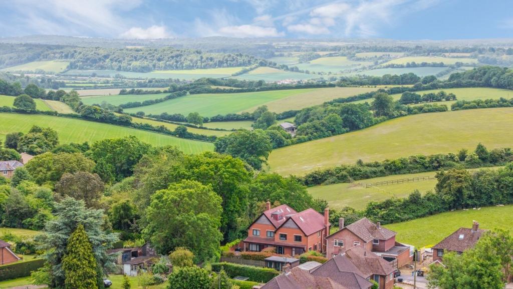 Chiltern View Close, Princes... 4 bed property - £2,700 pcm (£623 pw)