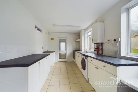 3 bedroom semi-detached house to rent, Castle Hill Avenue, New Addington, Croydon, CR0