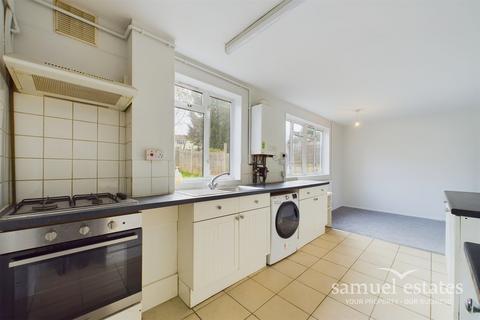 3 bedroom semi-detached house to rent, Castle Hill Avenue, New Addington, Croydon, CR0