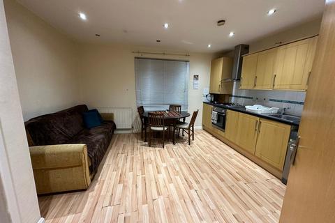 2 bedroom ground floor flat to rent, Hatfield Road, London E15