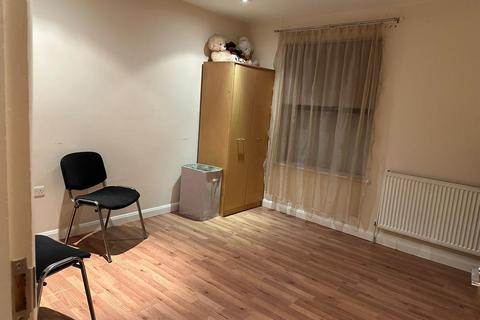 2 bedroom ground floor flat to rent, Hatfield Road, London E15