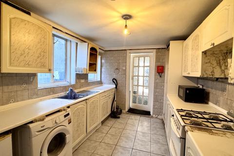 undefined, Queens Road, Southall, Greater London, UB2