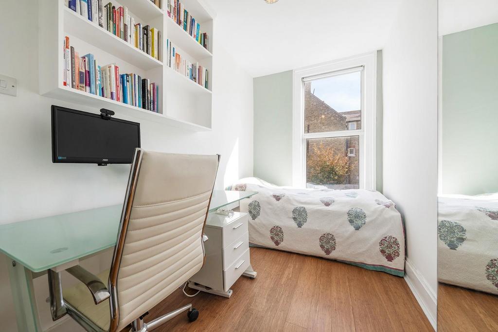 Bedroom 2 (2).JPG