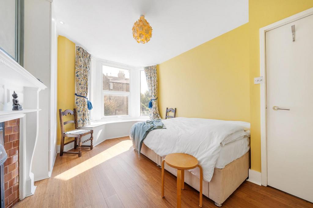 Bedroom 1 (2).JPG