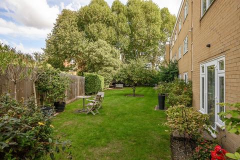 3 bedroom flat for sale, The Grange, London SW19