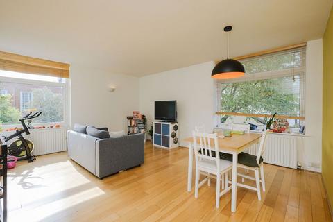 3 bedroom flat for sale, The Grange, London SW19