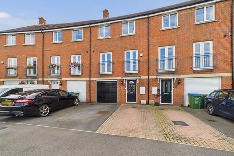 4 bedroom terraced house for sale, Noble Crescent, Aylesbury HP18