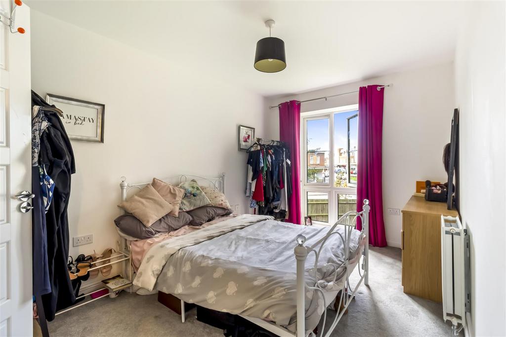 6 Gresley Court 004.JPG