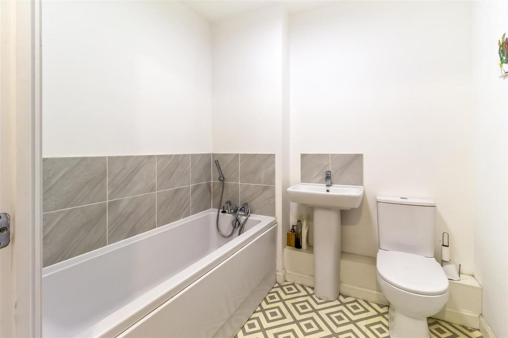 6 Gresley Court 006.JPG