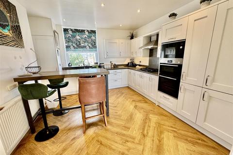 3 bedroom flat for sale, West End Parade, Pwllheli