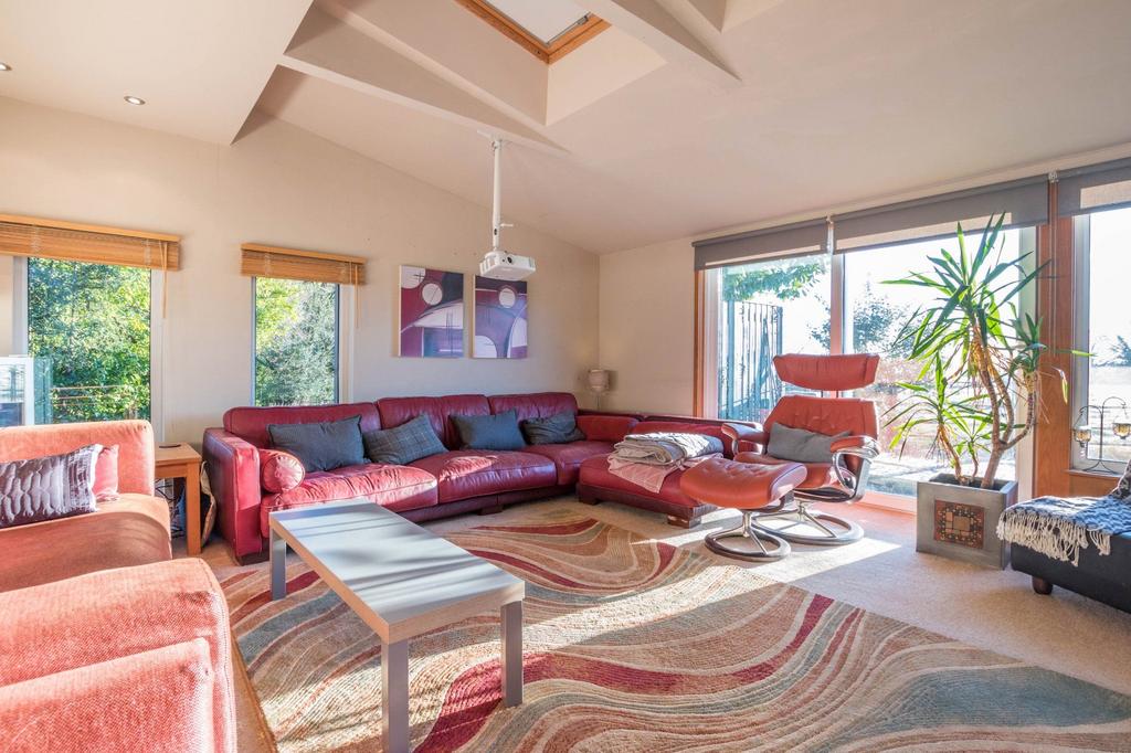 Cinema room/bedroom 4