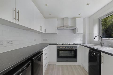 2 bedroom flat for sale, The Lodge, The Plain, Epping