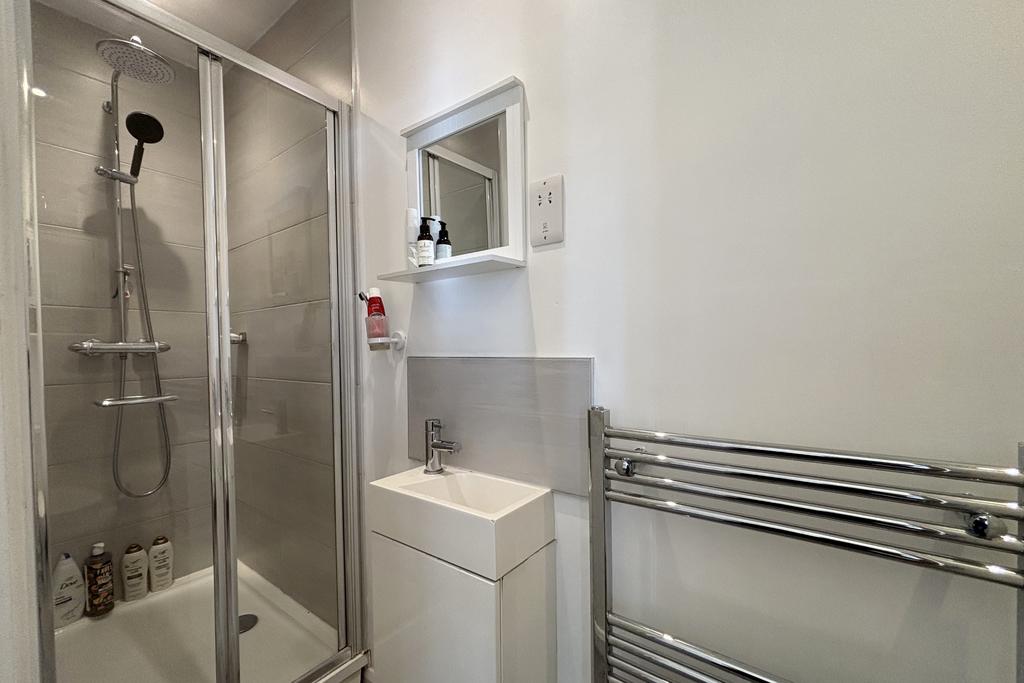 En Suite to Bedroom 1