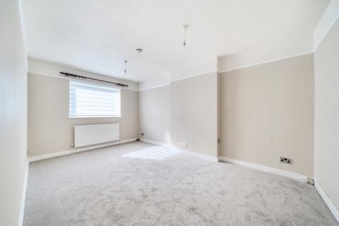 2 bedroom flat for sale, Lower Street, Haslemere, Surrey, GU27