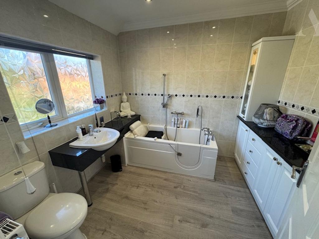 60 Bushbury Road Bathroom.jpeg