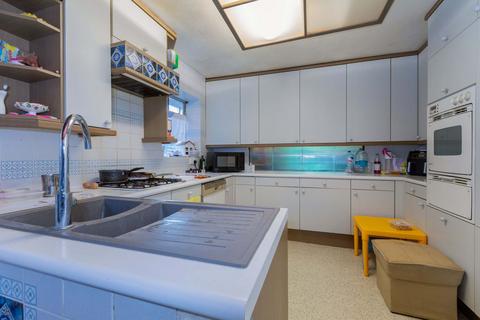 5 bedroom detached house for sale, Farnham Lane, Farnham Royal SL2