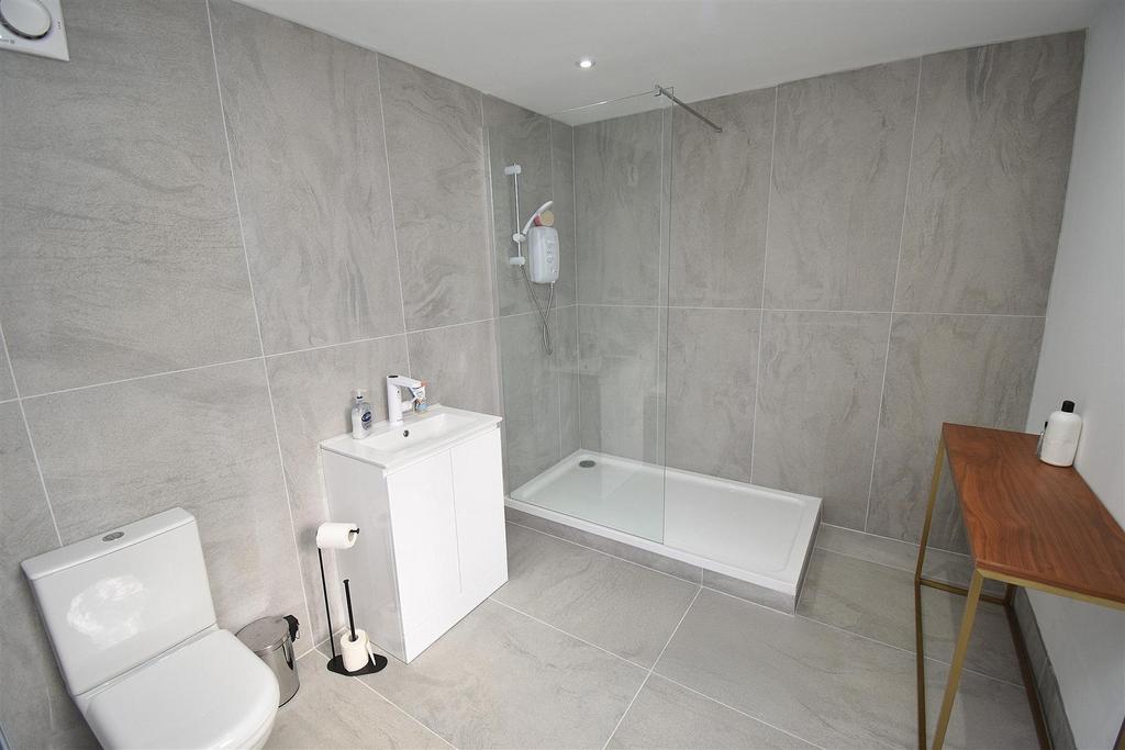 Ensuite-Annexe.JPG