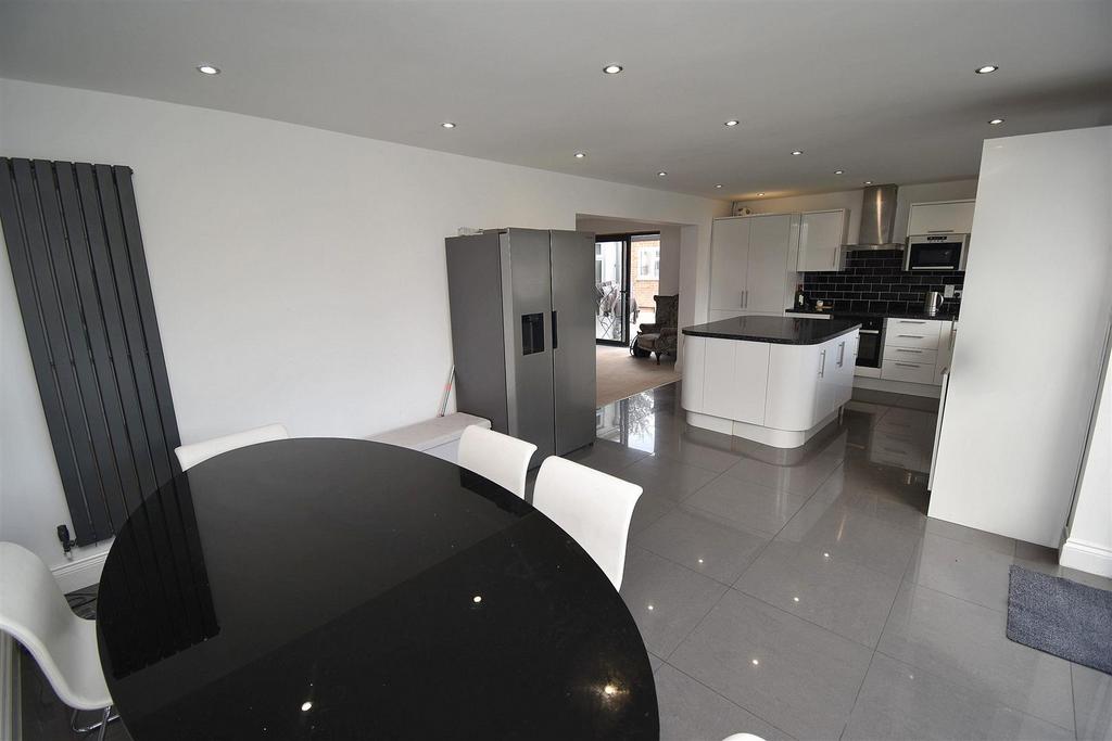 Kitchen2.JPG
