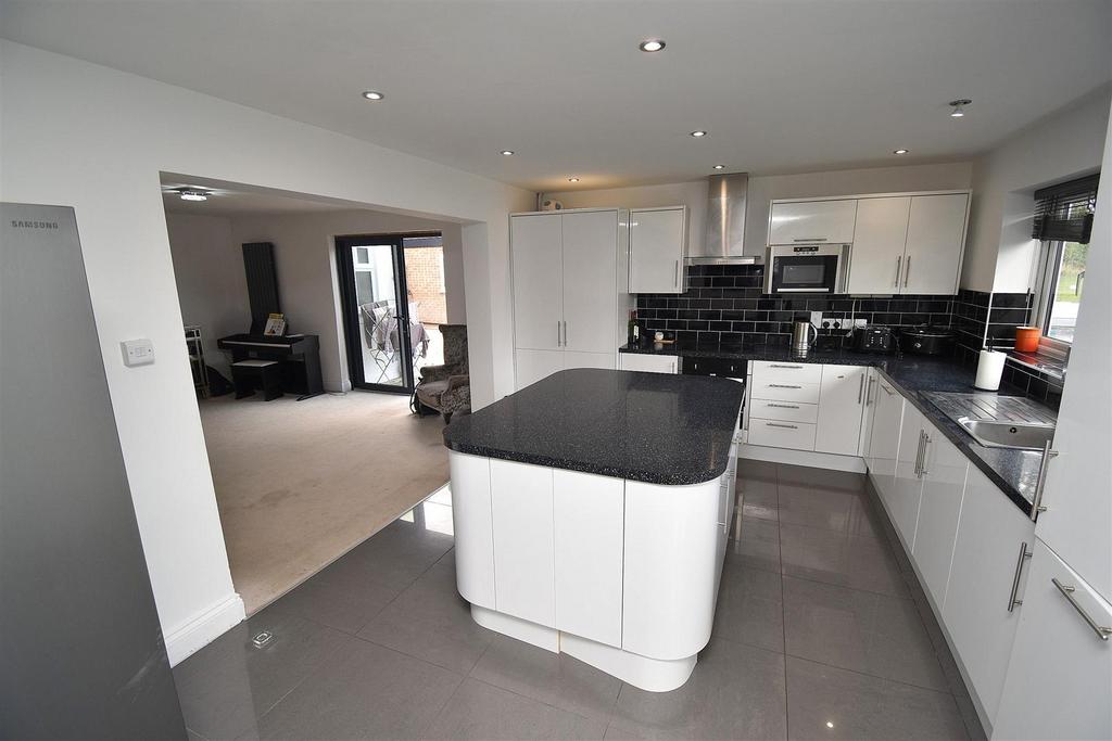 Kitchen3.JPG