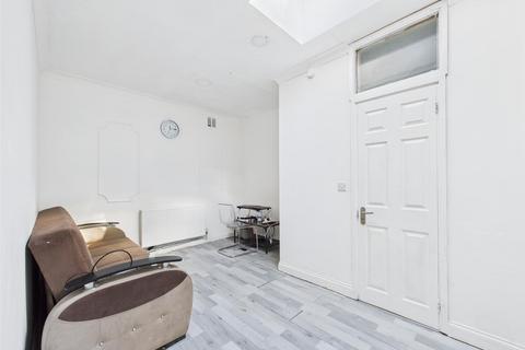 3 bedroom bungalow for sale, Colton Gardens, London