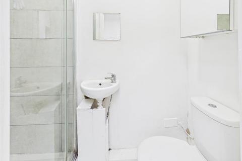3 bedroom bungalow for sale, Colton Gardens, London