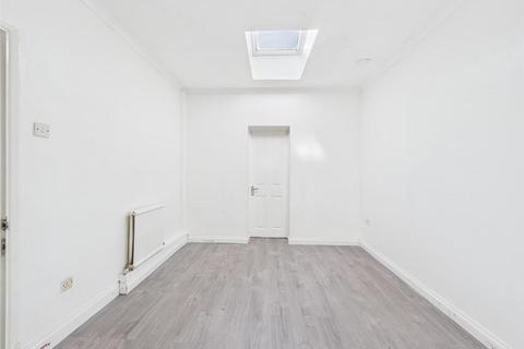 3 bedroom bungalow for sale, Colton Gardens, London