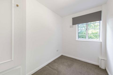 2 bedroom flat for sale, Manor Court, London W3
