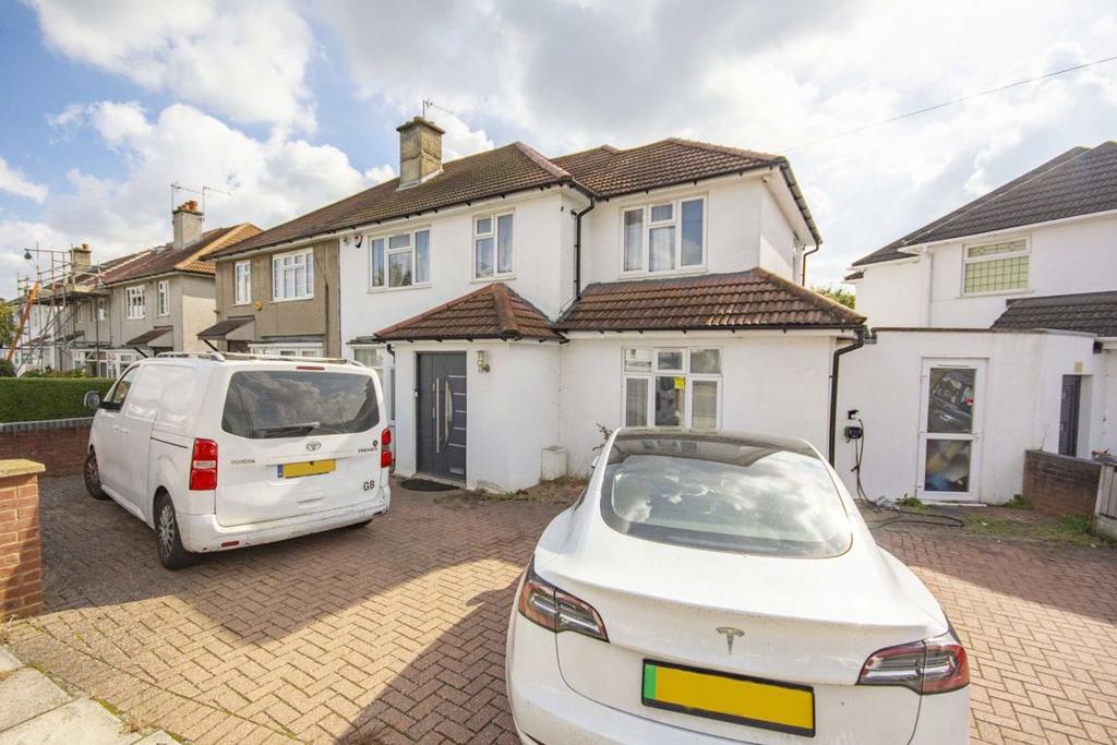 Layfield Crescent London NW4 5 Bed House 3 200 Pcm 738 Pw layfield-crescent-london-nw4-5-bed-house-3-200-pcm-738-pw