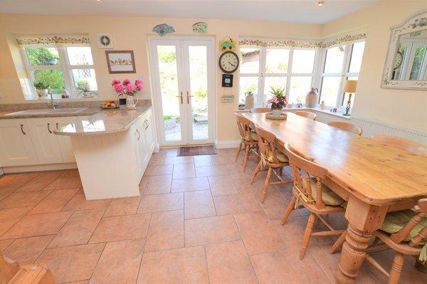 Open plan dining/kitchen