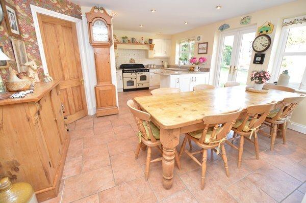 Open plan dining/kitchen
