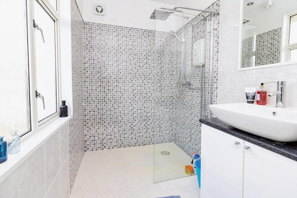 Bathroom - 13.jpg