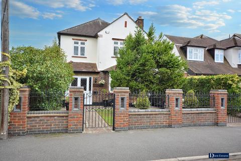 3 bedroom detached house for sale, Hamilton Drive, Harold Wood, RM3