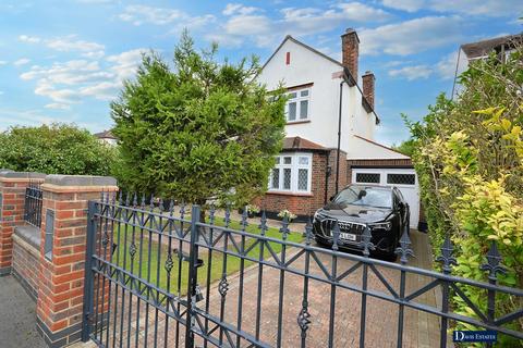 3 bedroom detached house for sale, Hamilton Drive, Harold Wood, RM3