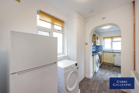 3 bedroom semi-detached house to rent, Gordon Crescent, Hayes, UB3