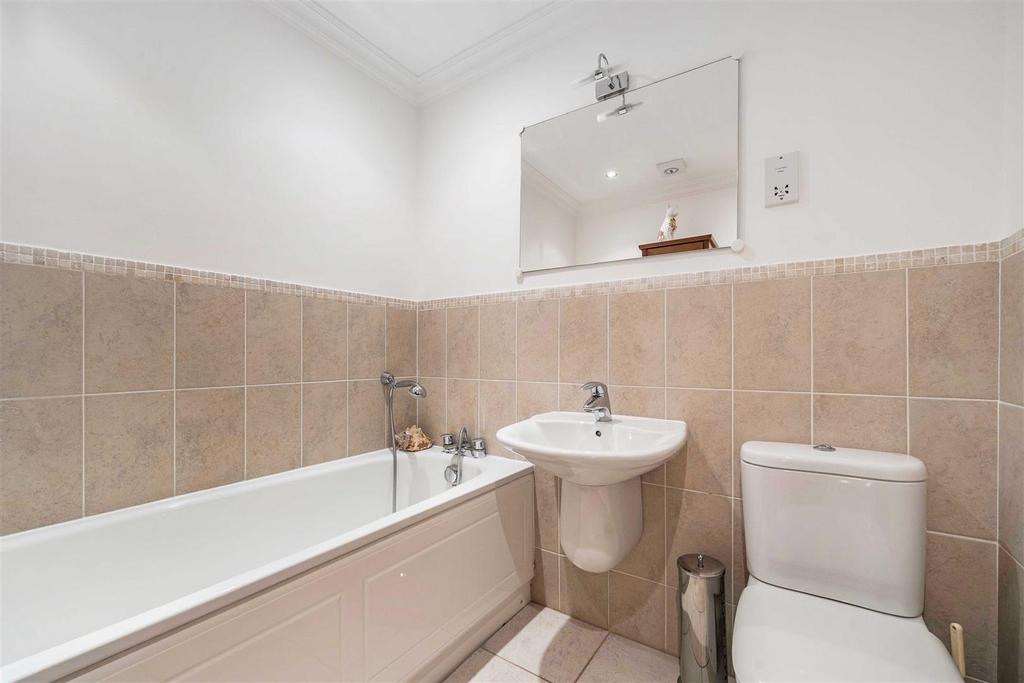 Main Bathroom.jpg