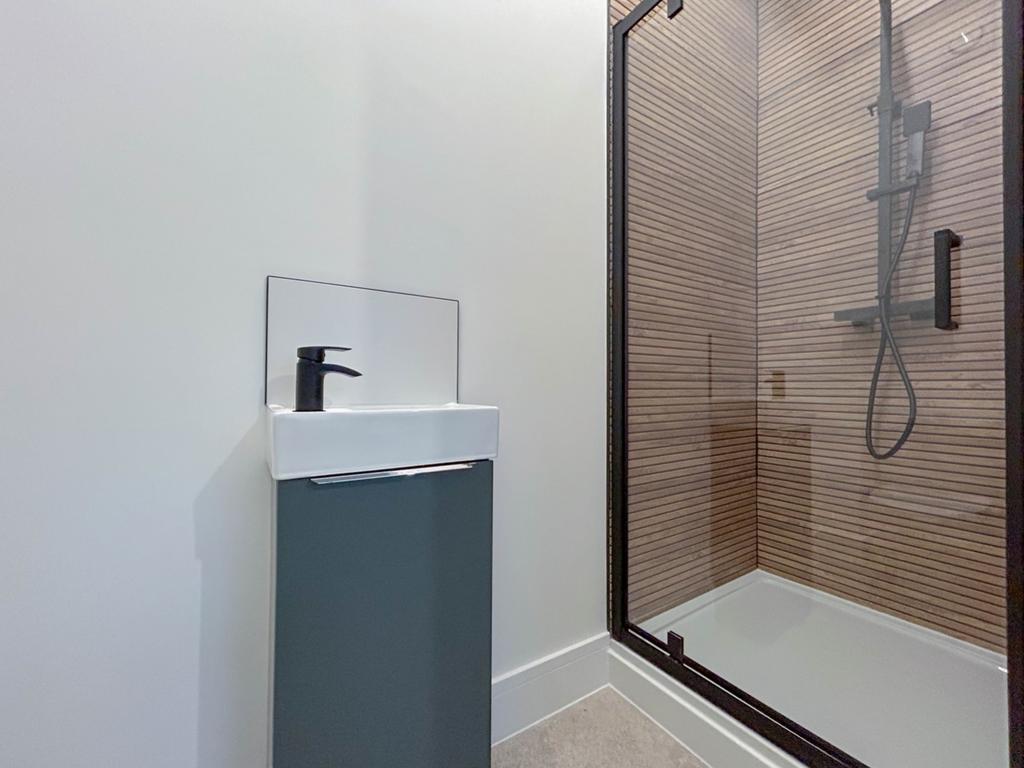 Lrg Ground Floor Rear Bath -1