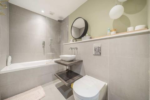 12a Golden Manor, London, W7 3EE