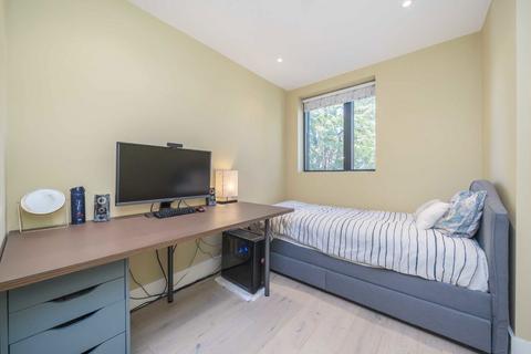 12a Golden Manor, London, W7 3EE