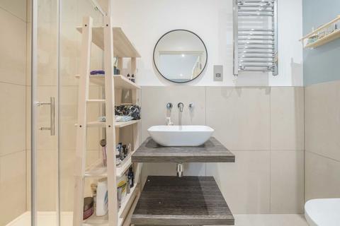 12a Golden Manor, London, W7 3EE